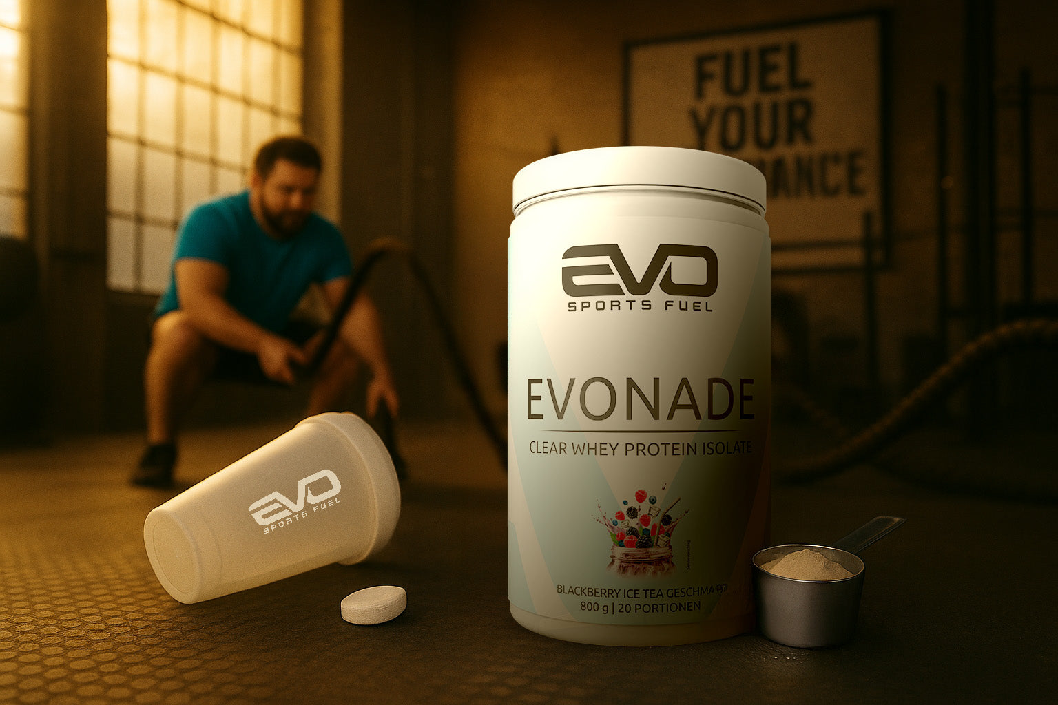 Im Vordergrund Evonade und Shaker in einem Gym. Dahinter trainiert ein Mann an Ropes