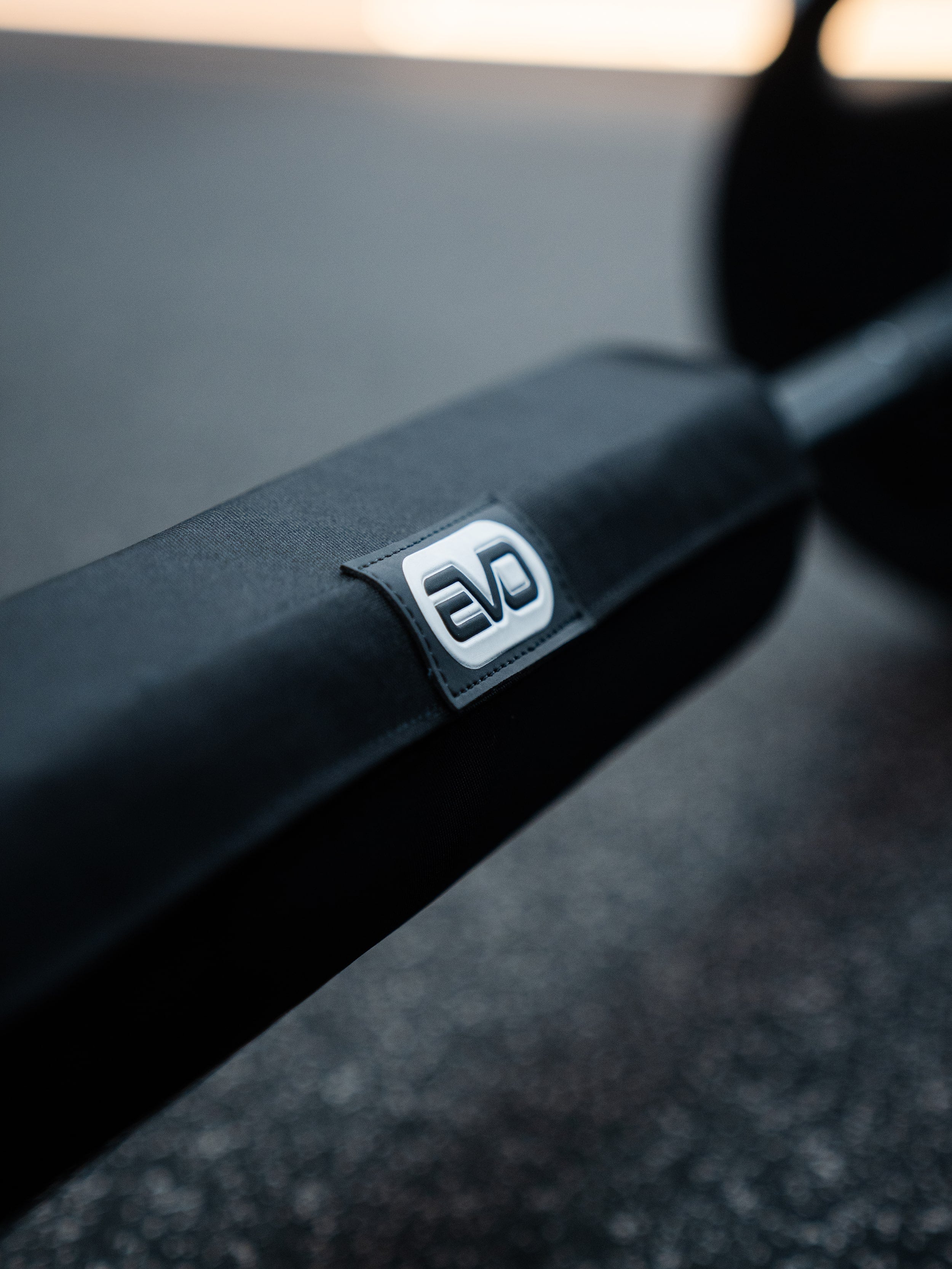 Nahaufnahme des EVO-Brandings auf dem schwarzen Barbell Pad.