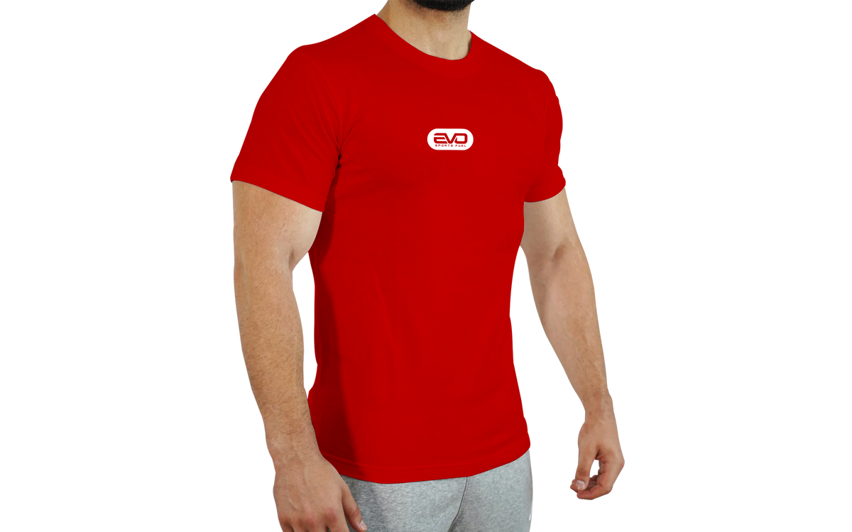 Eng anliegendes T-Shirt in rot mit EVO SPORTS FUEL-Logo mit weißem Aufdruck