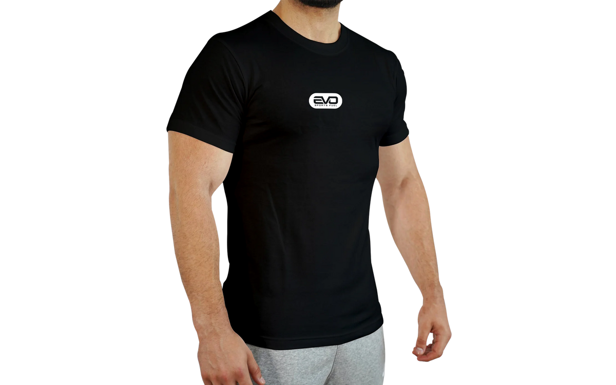 Eng anliegendes T-Shirt in schwarz mit EVO SPORTS FUEL-Logo mit weißem Aufdruck
