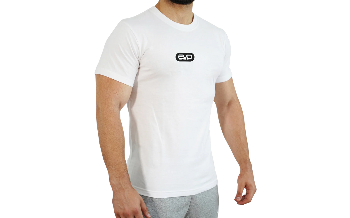Eng anliegendes T-Shirt in weiß mit EVO SPORTS FUEL-Logo mit schwarzem Aufdruck