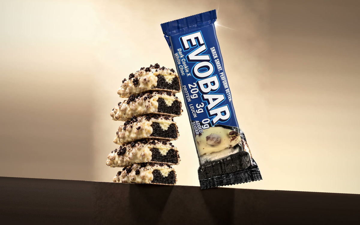 EVOBAR Proteinriegel Dark Cookie X White Choc, gestapelte Riegel mit Anschnitt und Verpackung