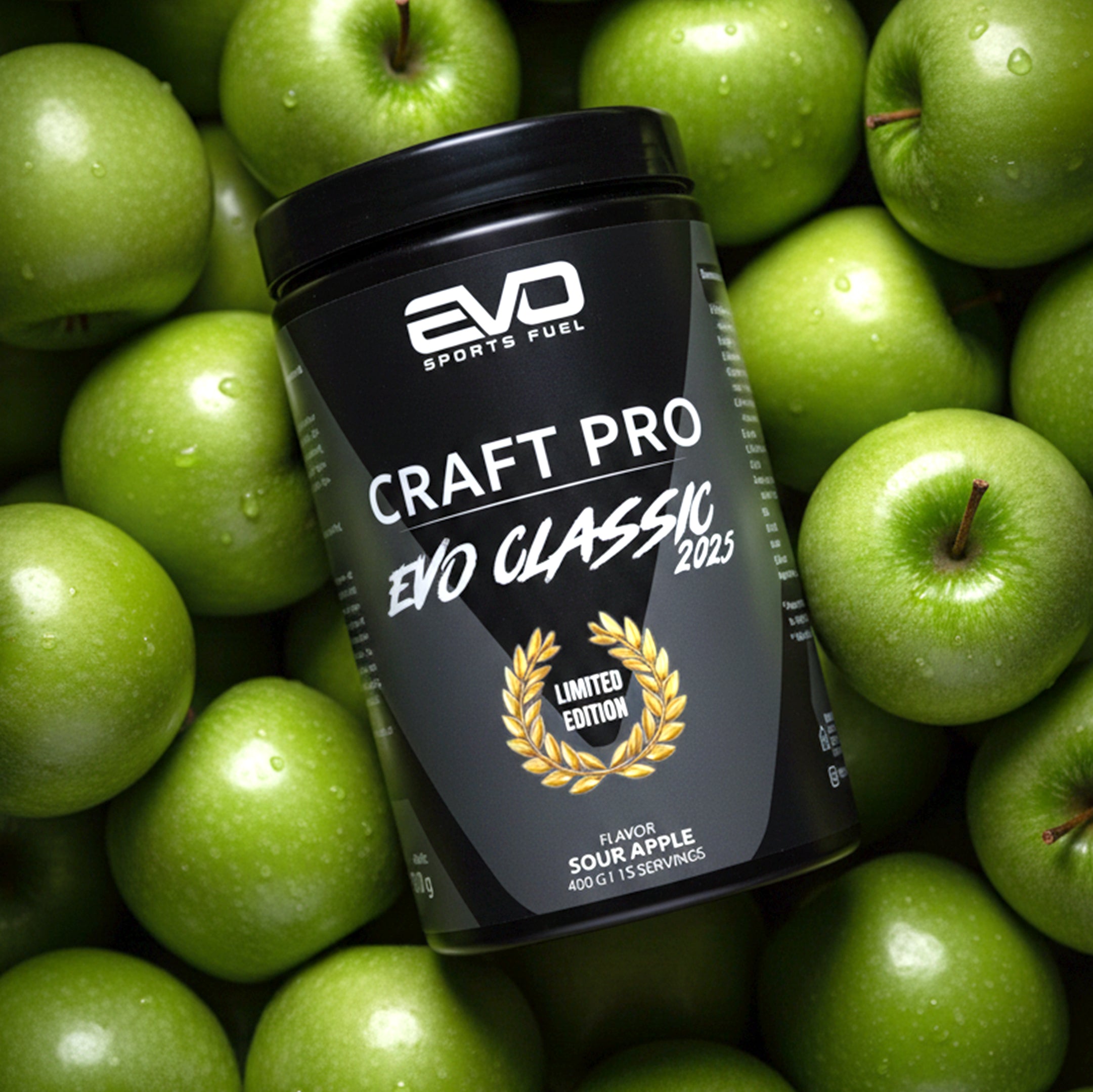 EVO CRAFT PRO Limited Edition „EVO Classic 2025“ Dose in der Geschmacksrichtung Sour Apple, platziert auf frischen grünen Äpfeln. Darstellung des koffeinfreien Pre-Workout Boosters von EVO SPORTS FUEL in hochwertigem schwarzen Design.