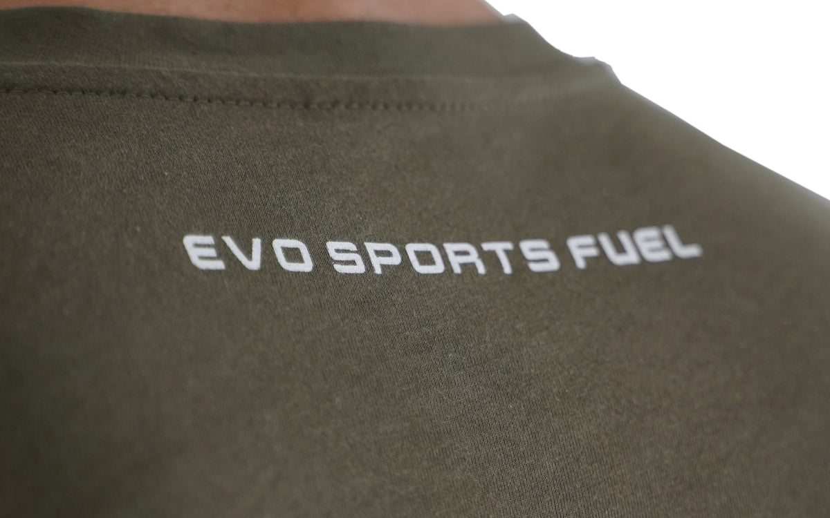 EVO SPORT FUEL auf der Rückseite des EVO CLASSIC Green T-Shirt geschrieben.