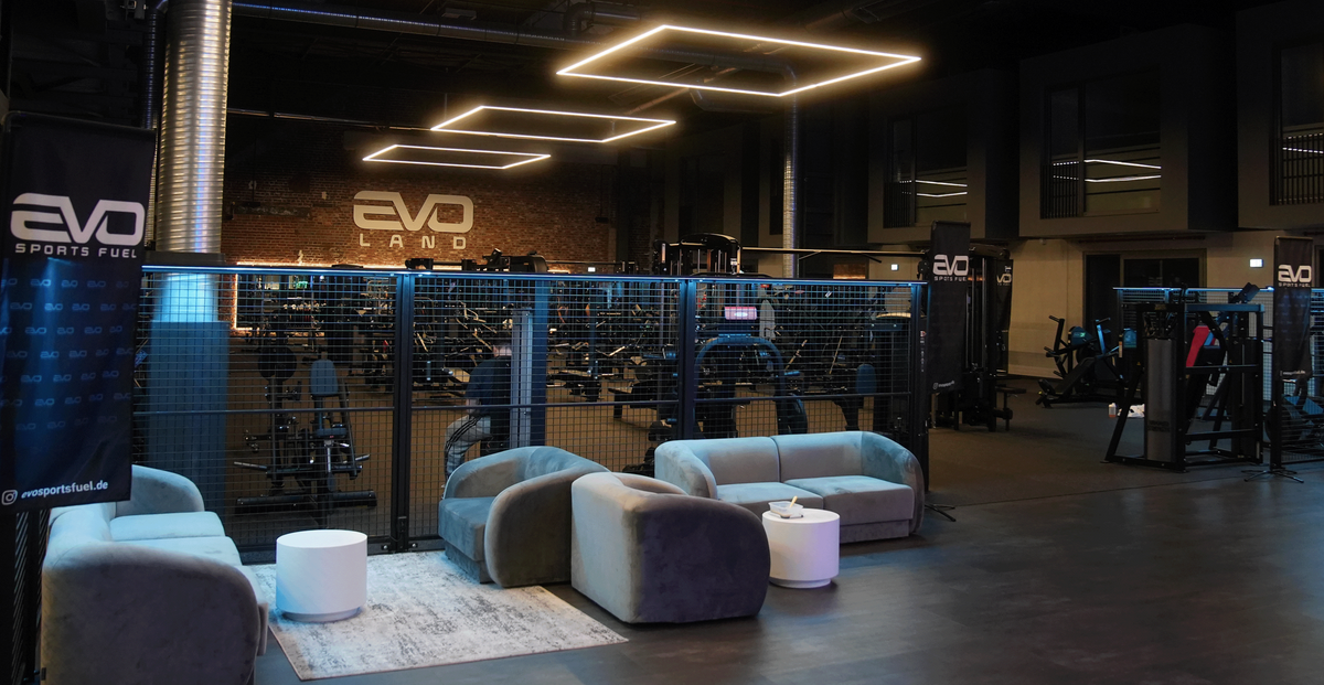 Trainingsfläche und Lounge im EVO LAND Köln