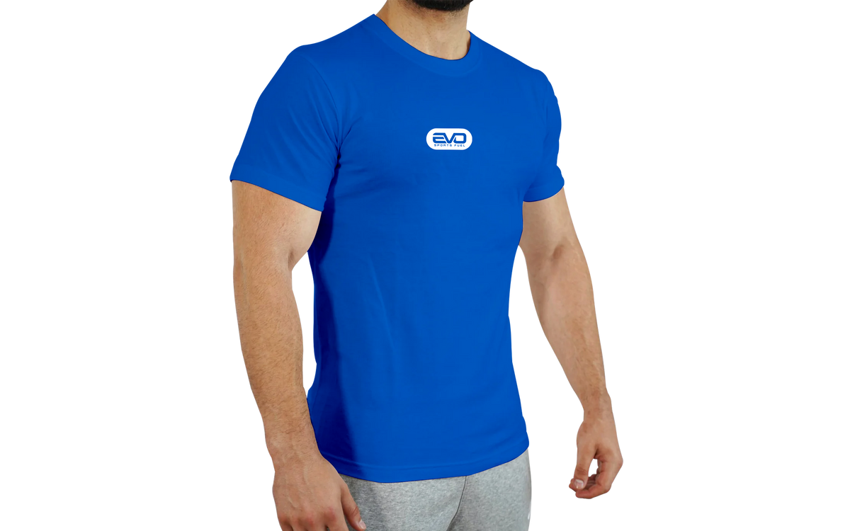 Eng anliegendes T-Shirt in blau mit EVO SPORTS FUEL-Logo mit weißem Aufdruck