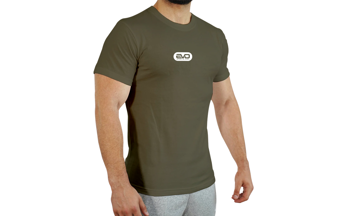 Eng anliegendes T-Shirt in grün mit EVO SPORTS FUEL-Logo mit weißem Aufdruck