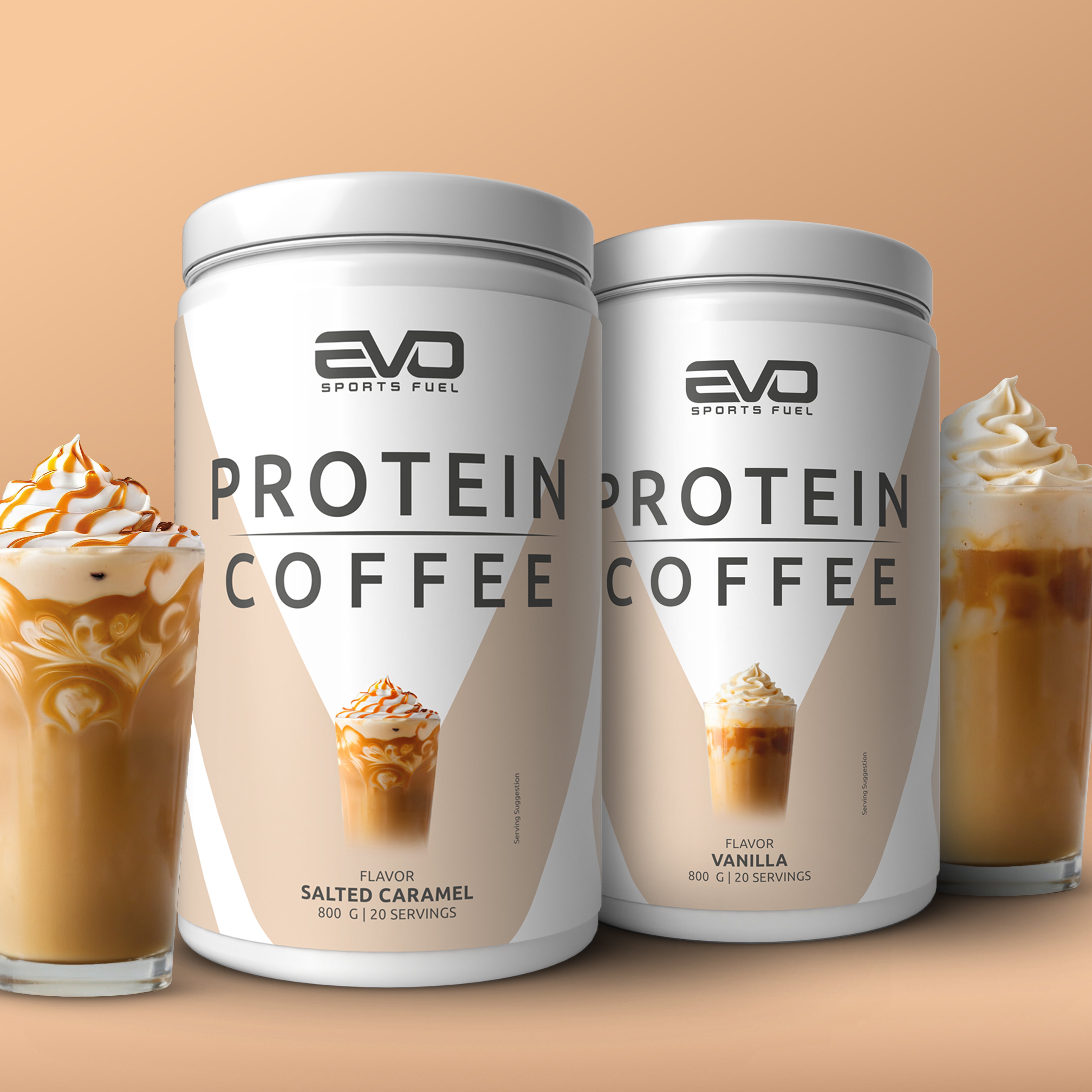 Zwei Dosen EVO SPORTS FUEL Protein Coffee in den Sorten Salted Caramel und Vanilla. Davor zwei Gläser mit cremigem Protein-Eiskaffee mit Sahne. Beiger Hintergrund und modernes Packaging.